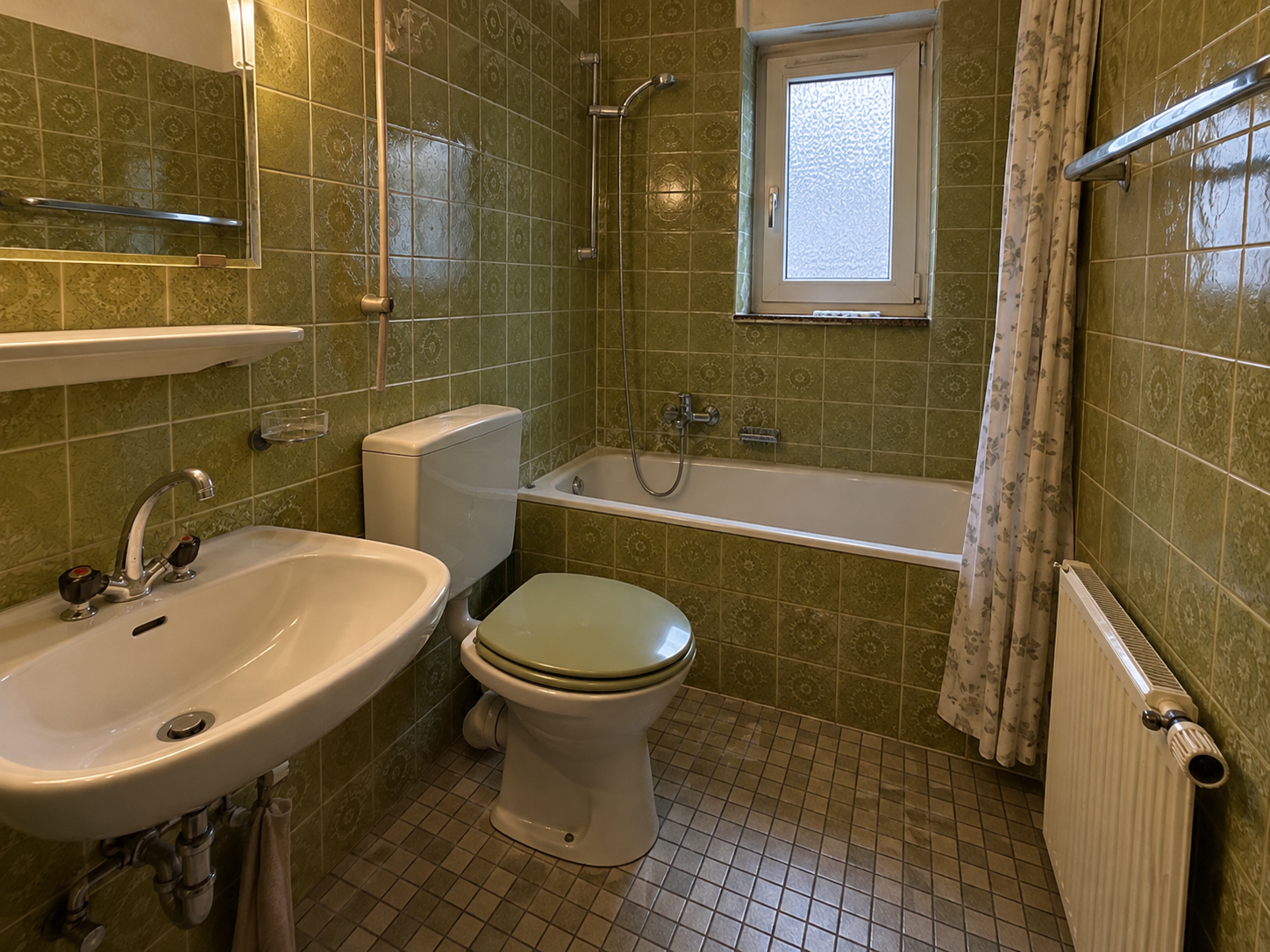 Grünes Retro-Badezimmer mit Badewanne – beispielhafte Vorher-Visualisierung