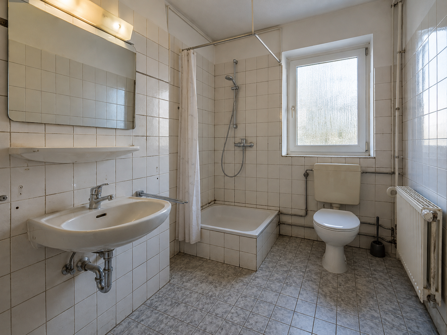 Älteres weißes Badezimmer mit Dusche – beispielhafte Vorher-Visualisierung