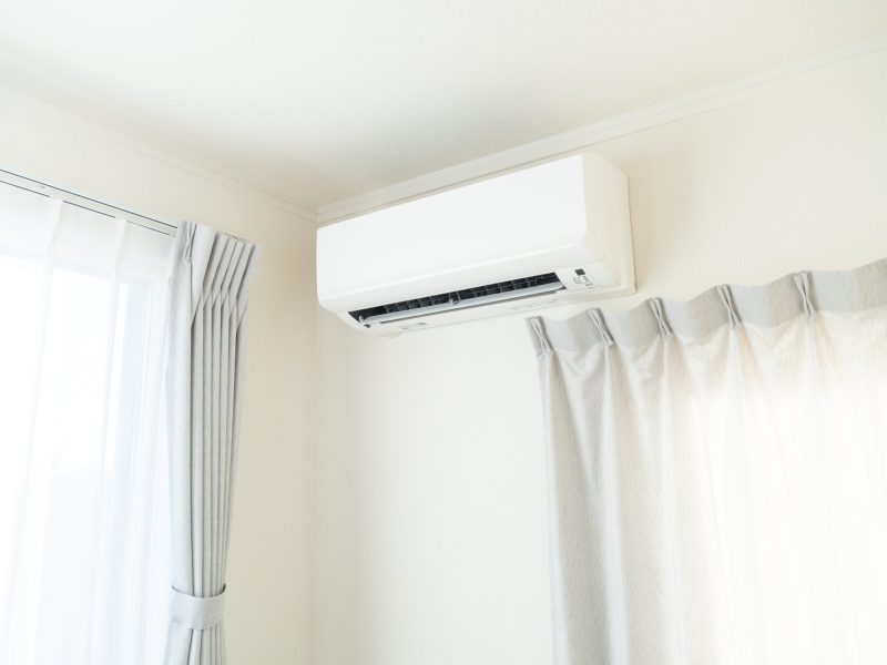 明るい部屋に設置されたエアコン